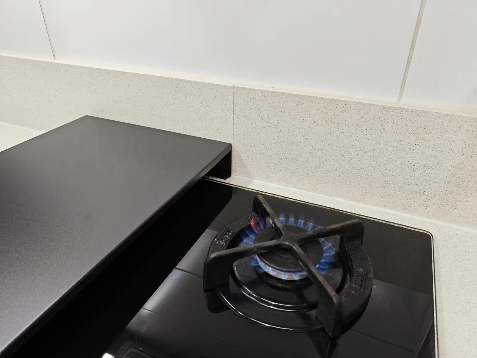 Cubre Vitroceramica Universal en Acero Inoxidable Negro para Gas, Vitrocerámica, Induccion- Juego de 2 piezas Cubre Encimera gas, Protector de Encimera, 57x60x6 cm